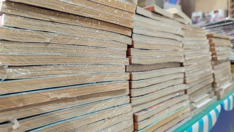 Gestapelte, teils eingeschweißte Bücher als Symbol literarischer Arbeit